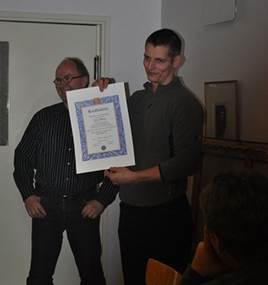 Puulastun kouluttama kis&auml;lli. Kis&auml;llikirja luovutettiin restaurointikillan kokouksessa.