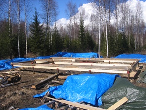 Ensimm&auml;inen hirsikierros siirtorakennuksessa.