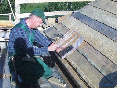 K&auml;rs&auml;m&auml;en paanukirkkoon ensimm&auml;isen katopaanun kiinnitys.